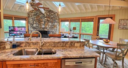 Hawks View Cottage-Open for Bookings! Near Snow Tubing/Skiing, Hot Tub