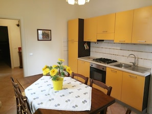 Kühlschrank, Mikrowelle, Ofen, Geschirrspüler