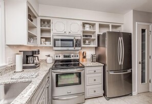 Fridge, microwave, oven, stovetop - Spacious Executive Suite Downtown Bowling Green (Bowling Green)