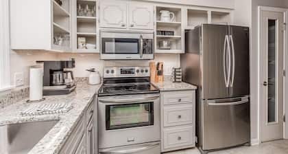 Spacious Executive Suite Downtown Bowling Green