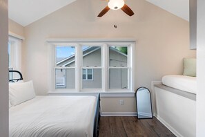 2 bedrooms, iron/ironing board, free WiFi, bed sheets - Spacious Executive Suite Downtown Bowling Green (Bowling Green)