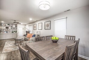 Dining - Spacious Executive Suite Downtown Bowling Green (Bowling Green)