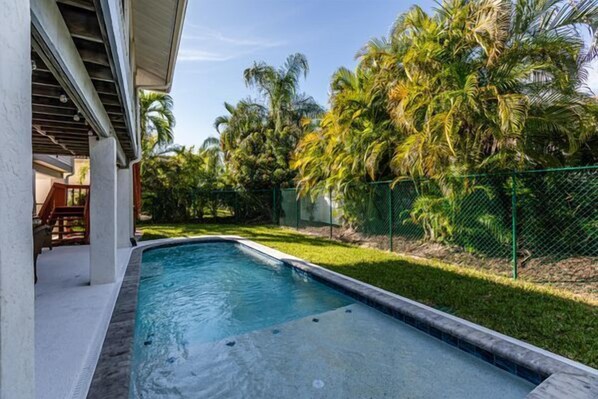 Lämmitetty uima-allas