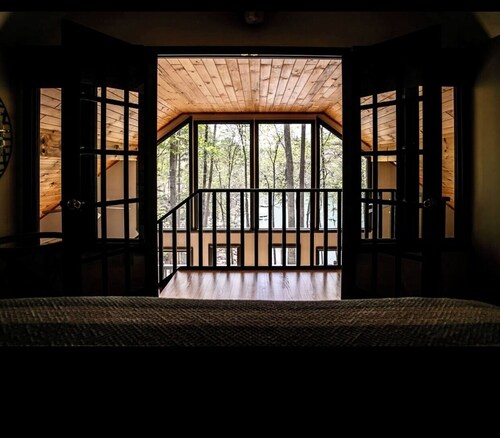 Waterfront Mountain Cabin on Lake Hiwassee
Private Dock, Kayaks, Great Views