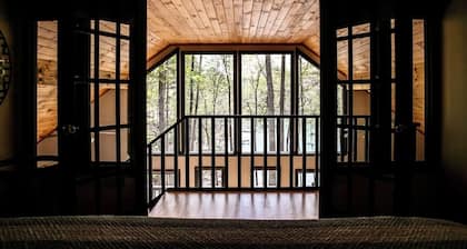 Waterfront Mountain Cabin on Lake Hiwassee
Private Dock, Kayaks, Great Views