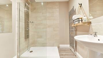 House | Bathroom | Combined shower/tub, towels, soap, shampoo