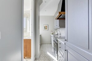 Fridge, microwave, oven, stovetop - Aligre Terrace I Charming 1 bedroom near Bastille (Paris)