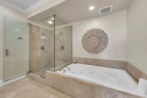 Ensemble douche/baignoire, baignoire à jets, sèche-cheveux