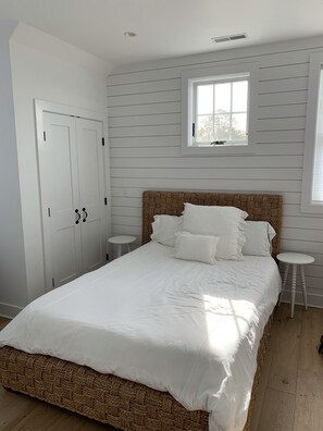 3 bedrooms, iron/ironing board, travel cot, free WiFi - Mid island oasis! 3-bedroom, 4 bath in the middle of “second downtown” (Nantucket)
