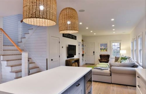 Mid island oasis! 3-bedroom, 4 bath in the middle of “second downtown”