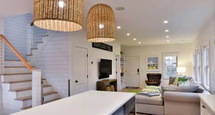 Mid island oasis! 3-bedroom, 4 bath in the middle of “second downtown”