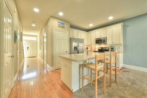 Mikrovågsugn, spishäll, diskmaskin och kaffe- och tebryggare