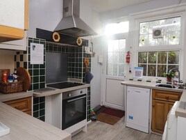 Cottage | Private kitchen | Fridge, dishwasher, electric kettle, toaster