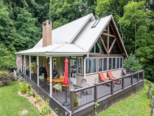 Halfback Ridge -Hot Tub-Magnificent Views-Motorcycle & Pet-Friendly-Fenced Yard