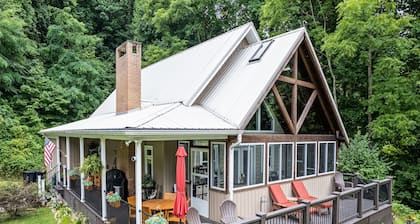 Halfback Ridge -Hot Tub-Magnificent Views-Motorcycle & Pet-Friendly-Fenced Yard