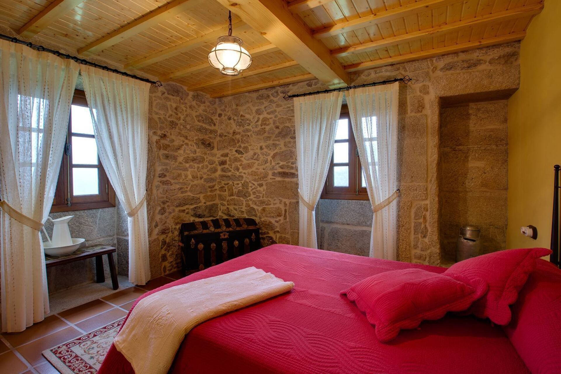 5 slaapkamers, een strijkplank/strijkijzer, wifi, beddengoed