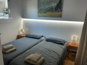 2 bedrooms, travel cot, free WiFi, bed sheets