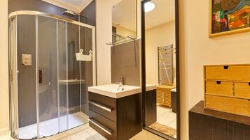 House | Bathroom | Combined shower/bathtub, towels, soap, shampoo