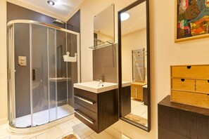 Casa | Baño | Tina con regadera, toallas, jabón, shampoo 