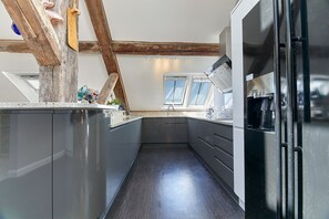 House | Private kitchen | Full-size fridge, microwave, oven, stovetop - The Wasa Penthouse (Berwick-upon-Tweed)