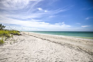 På stranden