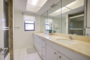 Combined shower/tub, jetted tub, hair dryer, towels