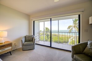 TV connectée, lecteur de DVD, livres, chaîne hi-fi