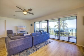 TV connectée, lecteur de DVD, livres, chaîne hi-fi