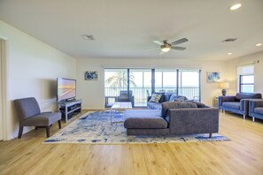 TV connectée, lecteur de DVD, livres, chaîne hi-fi