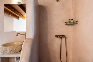 Douche, sèche-cheveux, serviettes fournies