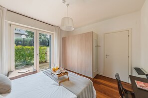 Iron/ironing board, free WiFi, bed sheets