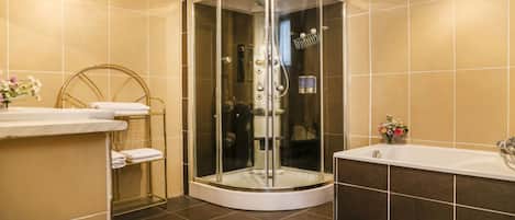 Apartment | Bathroom | Separate bathtub and shower, deep-soaking bathtub, hair dryer, towels