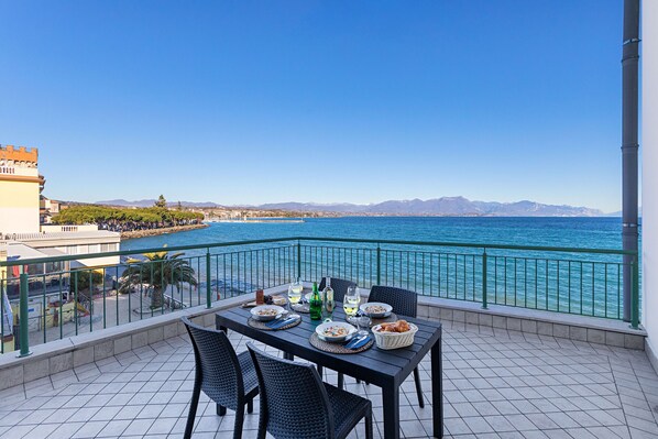 屋外ダイニングエリア