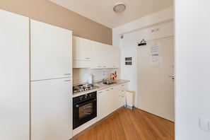 Kühlschrank, Mikrowelle, Ofen, Geschirrspüler