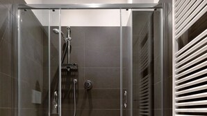 Ducha, secador de pelo, bidé y toallas