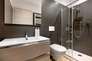 Dusche, Haartrockner, Handtücher