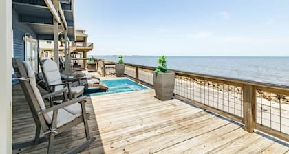 Huge Deck to Enjoy Those Sunrises over the Sea!