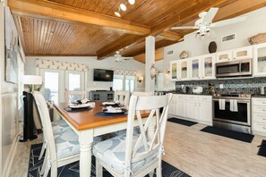 Fridge, microwave, oven, stovetop - Huge Deck to Enjoy Those Sunrises over the Sea! (Freeport)