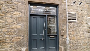 Una puerta doble negra con un letrero que dice "Institute Executive Apartments" encima.