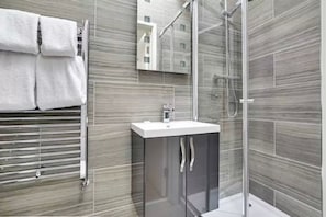 アパートメント クイーンベッド 1 台 | バスルーム | シャワー、ヘアドライヤー、タオル