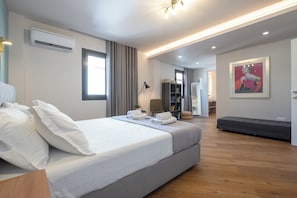 4 bedrooms, in-room safe, desk, iron/ironing board