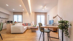Ein modernes Apartment mit Küche, Essbereich und Wohnzimmer.
