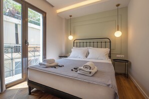 4 camere, una cassaforte in camera, una scrivania, ferro/asse da stiro