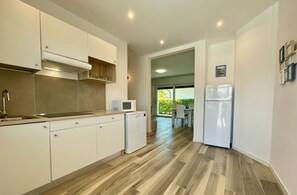 Kühlschrank, Mikrowelle, Herdplatte, Kochgeschirr/Geschirr/Besteck