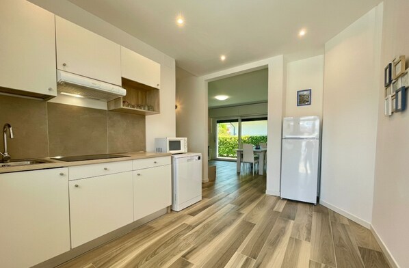 Fridge, microwave, stovetop, cookware/dishes/utensils