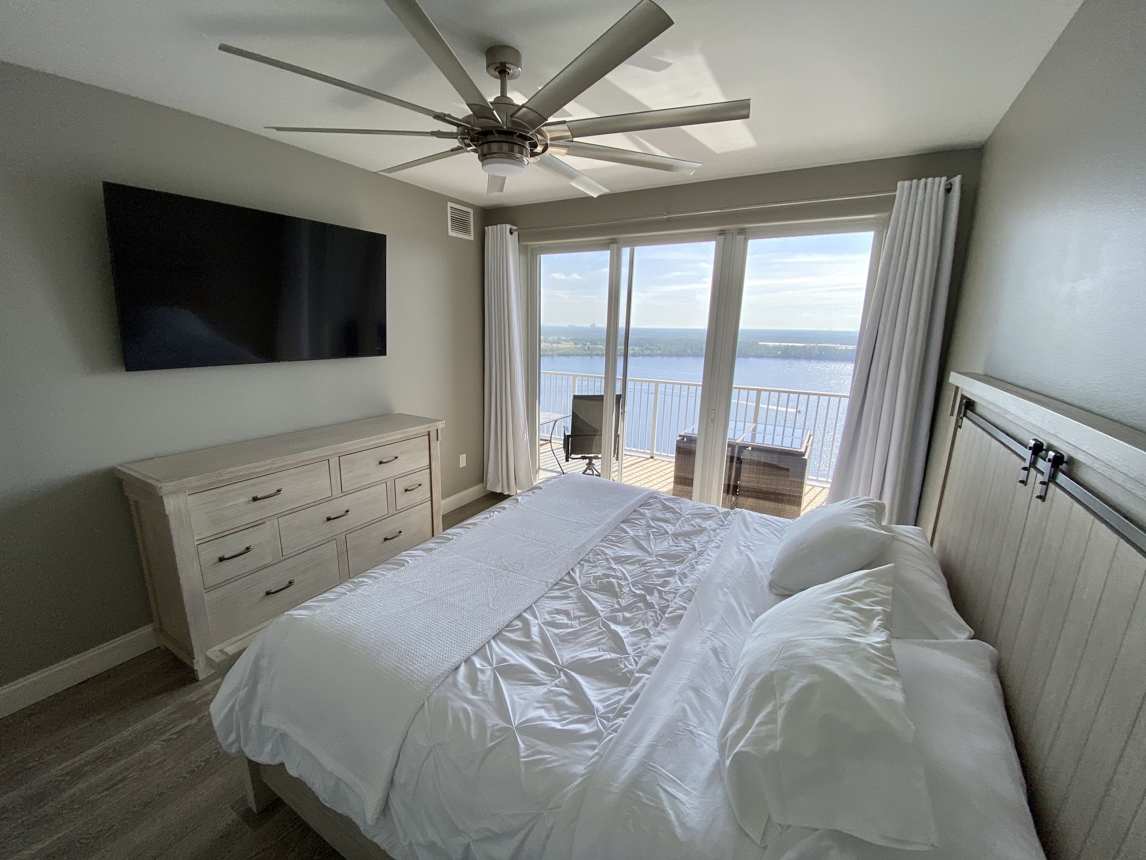 3 habitaciones, escritorio y tabla de planchar con plancha 