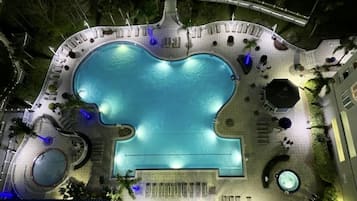 Alberca al aire libre y alberca climatizada