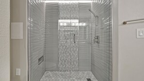 Secador de cabelo, toalhas de banho, papel higiênico 