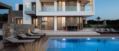 Alberca techada y alberca climatizada