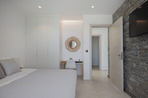 Ein Schlafzimmer mit Bett, Nachttisch, Spiegel und Kleiderschrank.